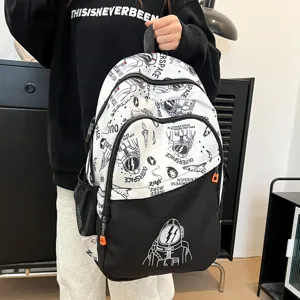 Espaciosa mochila escolar en blanco y negro con diseño de astronauta, gran capacidad útil.