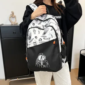Mochila escolar en blanco y negro con estampado de astronauta y gran capacidad para estudiantes.