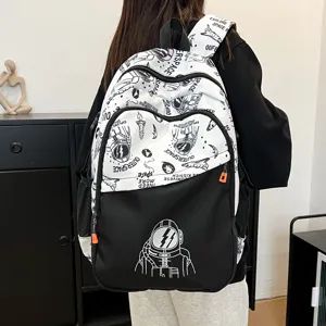 Vista detallada de la mochila elegante con graffiti de astronauta para estudiantes diarios.