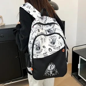 Vista detallada de la mochila de graffiti de astronauta con compartimento espacioso y elegante.