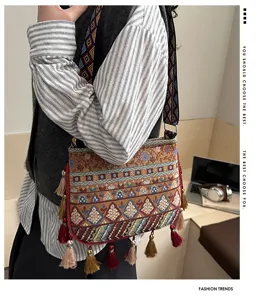 Borsa a tracolla intrecciata in stile etnico da donna con nappe e cinturino largo alla moda.