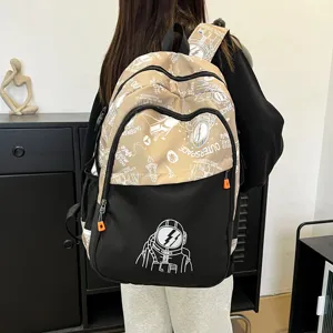 Vista detallada de la mochila con graffiti de astronauta, con cierres fuertes y bolsillos.