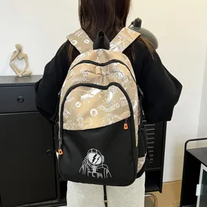 Vista detallada de la mochila con graffiti de astronauta, gran capacidad y estilo duradero.
