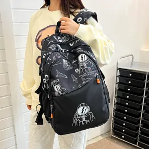 Mochila negra con graffiti de astronauta para estudiantes, gran capacidad impermeable.