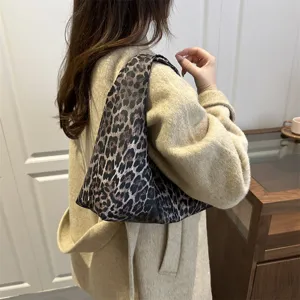 Chic leopard print shoulder bag for women, stylish large capacity casual tote handbag.