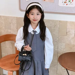 Encantador mini bolso infantil y conjunto de uniforme escolar, detalle de look diario.