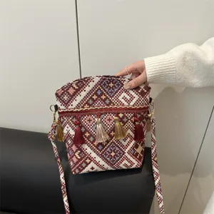 Sac tissé style ethnique avec franges, vue détaillée montrant des motifs géométriques rétro.