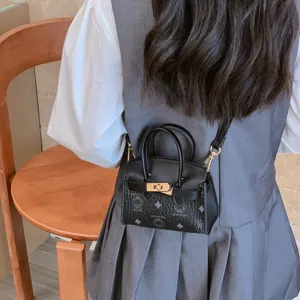Bolso bandolera mini con estampado de dibujos animados para niños, bolso negro elegante con asa.