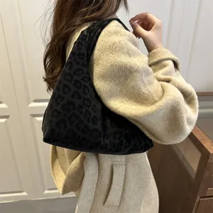 Stylish women leopard print shoulder bag, casual underarm handbag with large capacity design.
