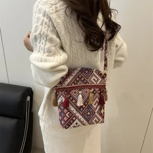 Détail rapproché du sac à bandoulière style ethnique vintage avec de superbes pampilles.