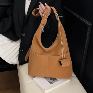 Retro matte texture shoulder bag detail, elegant large capacity design for daily work and commuting.