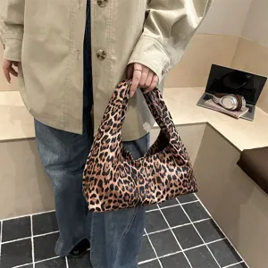 Chic leopard print casual handbag detail, stylish large capacity lazy style daily tote bag.