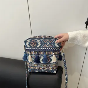 Sac à bandoulière tissé bohème avec motif ethnique rétro, sac fourre-tout tendance et décontracté.