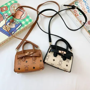 Detalle de bolso bandolera infantil con estampado de oso, mini bolso estilo crossbody con cierre.