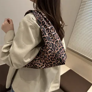 Korean style leopard print casual shoulder bag large capacity fashion daily handbag detail view.