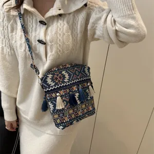 Sac à bandoulière tissé ethnique pour femmes, sac rétro avec glands et sangle.