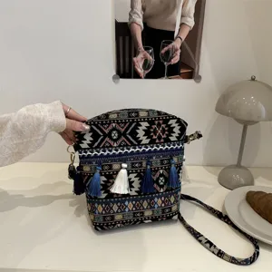 Sac à bandoulière tissé style ethnique rétro avec franges, grand sac décontracté pour femmes.