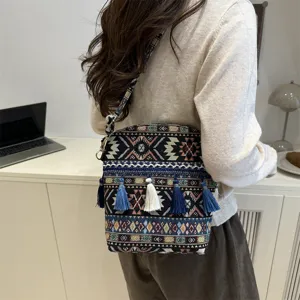Sac à bandoulière tissé style ethnique vintage avec franges, grande capacité détail.