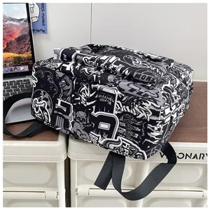 Vista detallada de la mochila de lona con estampado de grafitis y correas ajustables.