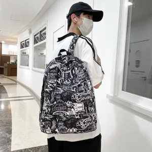 Vista detallada de una mochila con graffiti moderna llevada por el modelo, estilo casual.