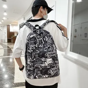 Vista detallada de la mochila casual negra y blanca con graffiti y gran espacio de almacenamiento.