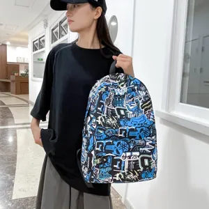 Mochila informal de graffiti con gran capacidad y elegante estampado de letras azules.