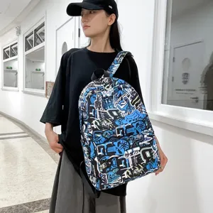 Mochila casual de gran capacidad con grafitis y letras modernas para escuela y uso diario.