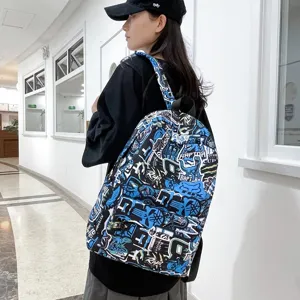 Vista detallada de mochila de moda informal con estampado de grafiti y amplio compartimento.