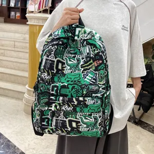 Vista detallada de la elegante mochila informal con diseños de graffiti y dinosaurios.