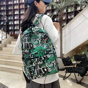 Vista detallada de la mochila informal de gran capacidad con estampado de grafitis.