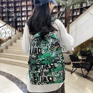 Vista detallada de la mochila casual con estampados de graffiti, letras y dinosaurios.