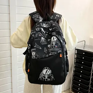 Vista detallada de una mochila negra con graffiti de astronauta en la modelo, espalda.