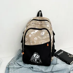 Primer plano detallado de la elegante mochila de lona con graffiti de astronauta.