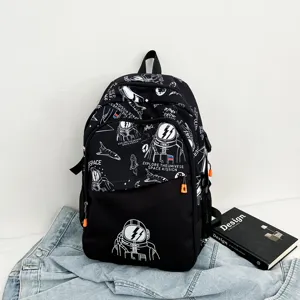 Vista detallada de la mochila negra con graffiti de astronauta con tela resistente y bolsillo.