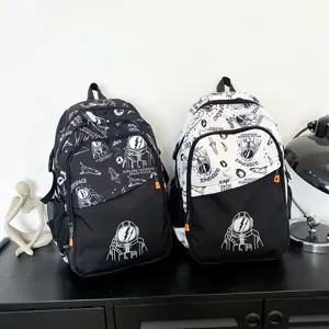 Vista detallada de la mochila escolar de astronauta con tela impermeable para estudiantes.