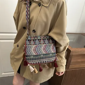 Borsa a tracolla tessuta in stile etnico con tracolla geometrica colorata e nappe per donne.