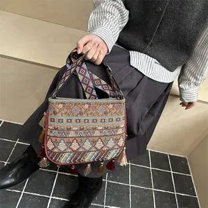 Vista dettagliata della borsa a tracolla con nappe tessute etniche e motivi colorati