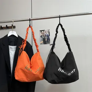 Casual lightweight women shoulder bag, large capacity tote bag for daily commute.