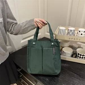 Dunkelgrüne Canvas Lunchtasche Detail, mehrfächer praktische Studententasche Alltag.