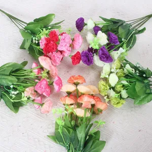 Kunstmatige anjer boeket detail, kleurrijke decoratieve bloemen voor thuis en feesten.
