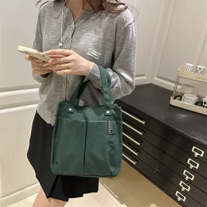 Lässige grüne Segeltuchtasche mit mehreren Fächern für den Pendleralltag und die Arbeit.