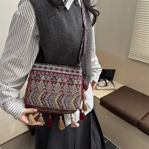 Borsa a tracolla con nappe in tessuto etnico retro per donne, con motivo dettagliato e tracolla.