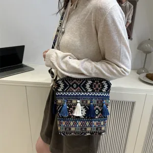 Sac bandoulière tissé de style ethnique bohème avec des glands, accessoire tendance.