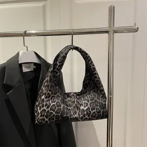 Leopard print casual handbag for women, large capacity soft tote bag, trendy Korean style.