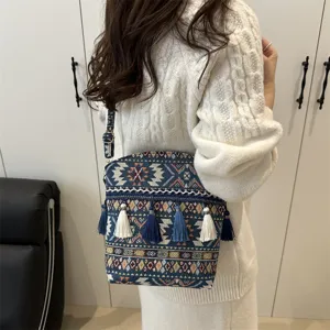 Sac à bandoulière tissé style ethnique avec franges, sac seau rétro décontracté pour femme.