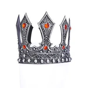Middeleeuwse koningskroon detailopname, antieke zilverfinish met mooie rode strass.