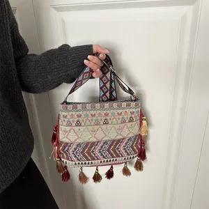 Borsa a tracolla intrecciata in stile etnico con cinturino geometrico colorato e frange per donna.