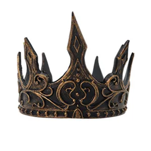 Gedetailleerde close-up van een middeleeuwse koningskroon in zwart en goud voor Halloween.