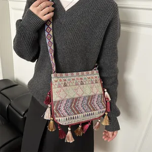 Borsa a tracolla tessuta etnica da donna, elegante borsa a spalla con frange e motivi unici.