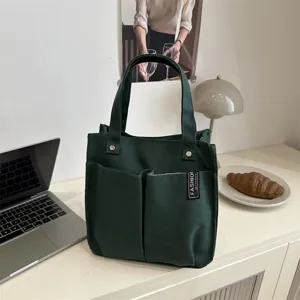 Große Canvas Tragetasche für Arbeit und Pendeln mit mehreren praktischen Taschen und Griff.
